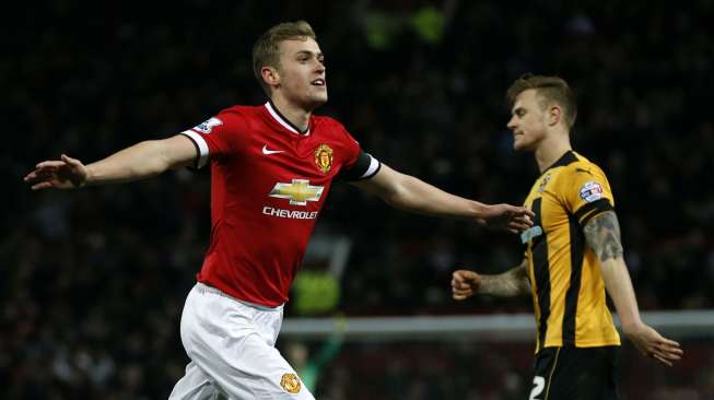 Pemain Manchester United James Wilson merayakan golnya ke gawang Cambridge United di laga ulang babak keempat Piala FA di Old Trafford. REUTERS/Phil Noble.