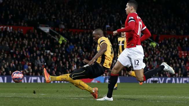 Pemain Cambridge United Tom Elliott menendang bola mencoba mengancam gawang Manchester United. REUTERS/Phil Noble.