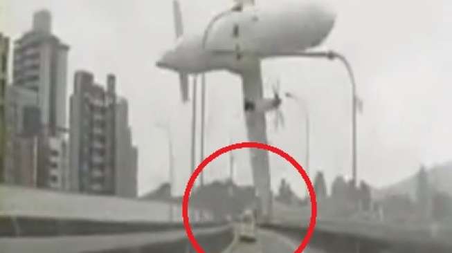 Sayap TransAsia Sambar Taksi Sebelum Jatuh