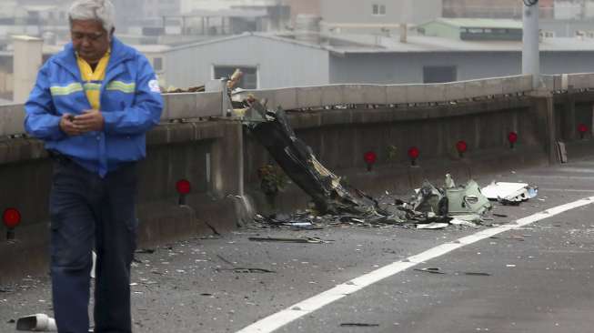 Hantam Pembatas, Serpihan TransAsia GE235 Berhamburan di Jalan