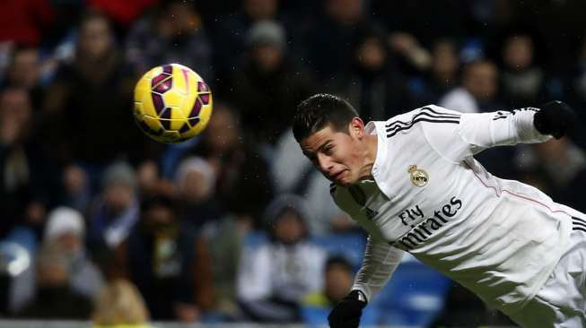 Pemain Real Madrid James Rodriguez menjebol gawang Sevilla lewat sundulannya di Santiago Bernabeu. REUTERS/Susana Vera