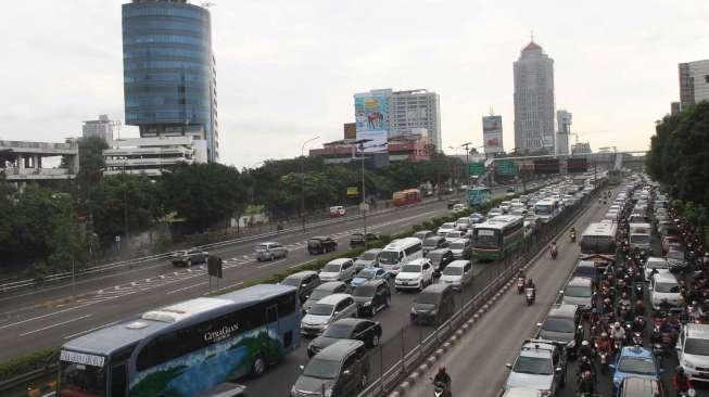 Arus lalu lintas di Jakarta macet. Sebagai ilustrasi  [Suara.com/Oke Atmaja]