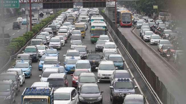 Arus Balik Jalan Tol Cikampek Merayap Hingga Cawang