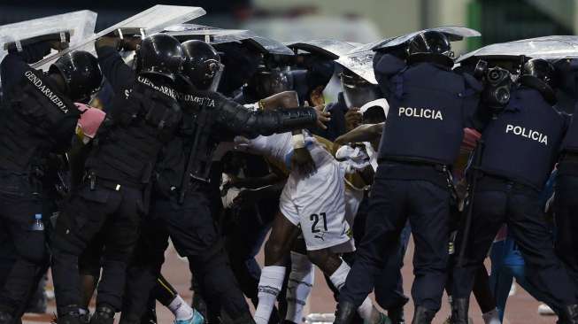 Pihak kepolisian mengamankan pemain Ghana John Boye (21) dan rekan setimnya dari lemparan para suporter tuan rumah Guinea Ekuatorial di Piala Afrika 2015. REUTERS/Amr Abdallah Dalsh