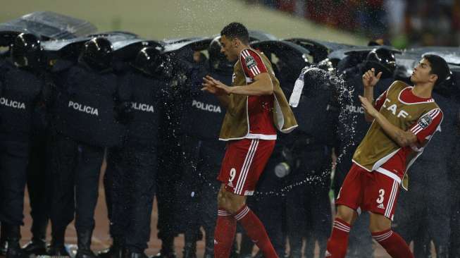 Pemain Guinea Ekuatorial juga mendapatkan lemparan botol air dari fansnya setelah kalah dari Ghana 0-3. REUTERS/Amr Abdallah Dalsh.