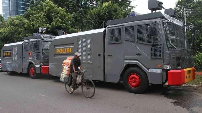 Brimob dan water cannon tersebut dimaksudkan untuk menjaga jalannya aksi unjuk rasa.