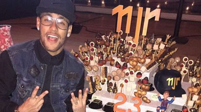 Ultah, Neymar Dapat Kue Super Unik