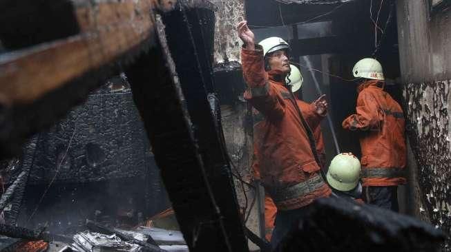 Kebakaran diduga berasal dari kompor gas yang meledak dan menghanguskan sejumlah rumah warga. 