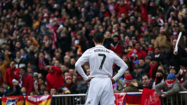 Reaksi mega bintang Real Madrid Cristiano Ronaldo setelah timnya dikalahkan Atletico Madrid (8/2) [Reuters/Juan Medina]