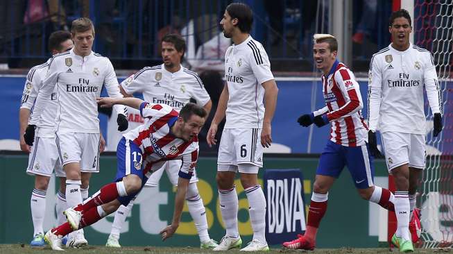 Reaksi Pemain Madrid setelah gawangnya dijebol pemain Atletico Madrid Saul Niguez (kiri bawah) (8/2) [Reuters/Juan Medina]