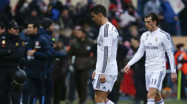 Cristiano Ronaldo (kiri) dan Gareth Bale meninggalkan arena pertandingan setelah Real Madrid dipermalukan Atletico 4-0 (8/2) [Reuters/Sergio Perez]