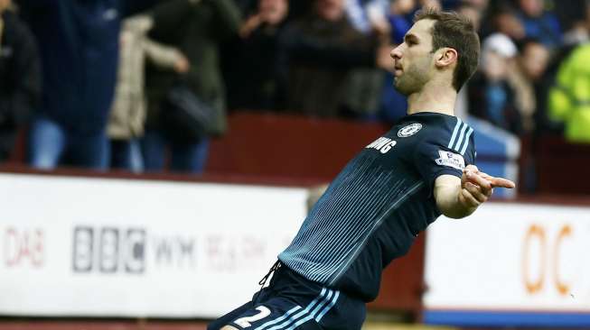 Pemain Chelsea Branislav Ivanovic setelah menjebol gawang tuan rumah Aston Villa (8/2). REUTERS/Darren Staples