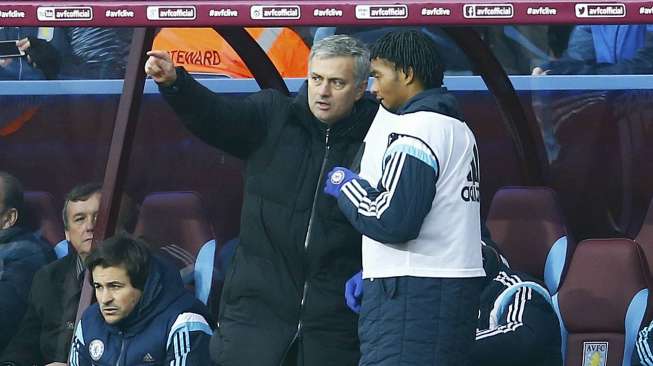 Manajer Chelsea Jose Mourinho memberikan instruksi kepada pemain barunya Juan Cuadrado saat menghadapi tuan rumah Aston Villa,(8/2). REUTERS/Darren Staples.