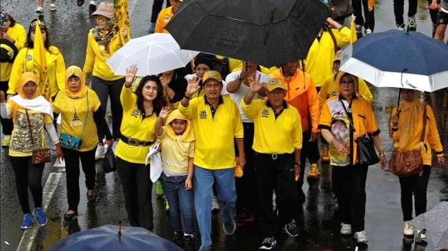 Ketua Umum Partai Golkar Aburizal Bakrie didampingi Fadel Muhammad, mengikuti jalan santai bersama puluhan kader perempuan Golkar di ajang CFD di Bunderan HI, Jakarta, Minggu (8/2/2015). [Suara.com/Kurniawan Mas'ud]