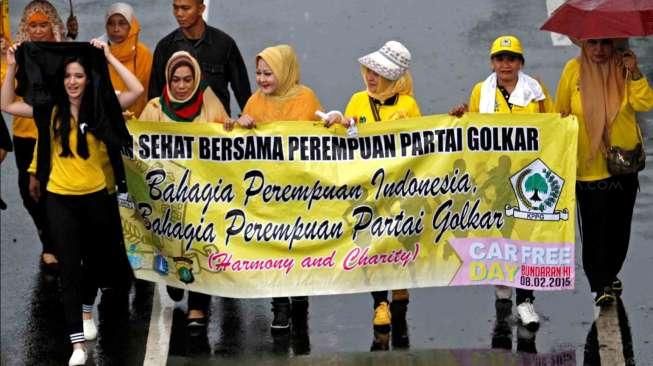 Ketua Umum Partai Golkar Aburizal Bakrie didampingi Fadel Muhammad, mengikuti jalan santai bersama puluhan kader perempuan Golkar di ajang CFD di Bunderan HI, Jakarta, Minggu (8/2/2015). [Suara.com/Kurniawan Mas'ud]