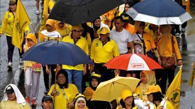 Ketua Umum Partai Golkar Aburizal Bakrie didampingi Fadel Muhammad, mengikuti jalan santai bersama puluhan kader perempuan Golkar di ajang CFD di Bunderan HI, Jakarta, Minggu (8/2/2015). [Suara.com/Kurniawan Mas'ud]