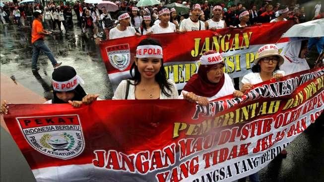 Sejumlah aktivis Pembela Kesatuan Tanah Air (Pekat) melakukan aksi 'long march' demi mendukung #SavePolri, di area Car Free Day (CFD), Bunderan HI, Jakarta, Minggu (8/2/2015). [Suara.com/Kurniawan Mas'ud]