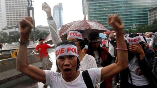 Sejumlah aktivis Pembela Kesatuan Tanah Air (Pekat) melakukan aksi 'long march' demi mendukung #SavePolri, di area Car Free Day (CFD), Bunderan HI, Jakarta, Minggu (8/2/2015). [Suara.com/Kurniawan Mas'ud]