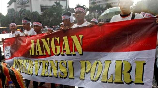 Sejumlah aktivis Pembela Kesatuan Tanah Air (Pekat) melakukan aksi 'long march' demi mendukung #SavePolri, di area Car Free Day (CFD), Bunderan HI, Jakarta, Minggu (8/2/2015). [Suara.com/Kurniawan Mas'ud]