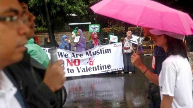 Sejumlah aktivis Qur'anic Generation (QGen) berkampanye menolak Hari Valentine, sekaligus mengajak warga membaca Al Qur'an, di ajang CFD di Bunderan HI, Jakarta, Minggu (8/2/2015). [Suara.com/Kurniawan Mas'ud]