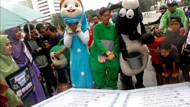 Sejumlah aktivis Qur'anic Generation (QGen) berkampanye menolak Hari Valentine, sekaligus mengajak warga membaca Al Qur'an, di ajang CFD di Bunderan HI, Jakarta, Minggu (8/2/2015). [Suara.com/Kurniawan Mas'ud]