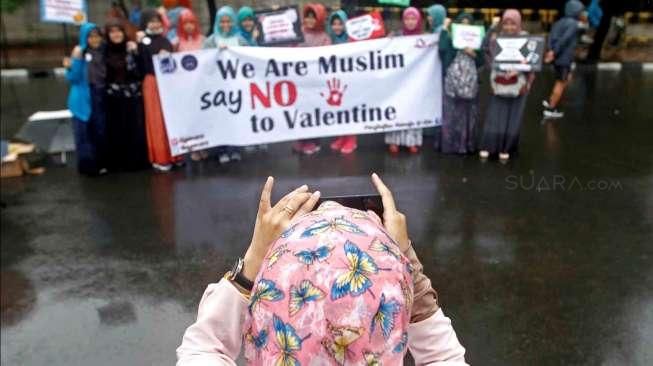 Sejumlah aktivis Qur'anic Generation (QGen) berkampanye menolak Hari Valentine, sekaligus mengajak warga membaca Al Qur'an, di ajang CFD di Bunderan HI, Jakarta, Minggu (8/2/2015). [Suara.com/Kurniawan Mas'ud]