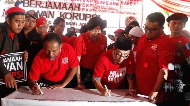 Bambang Widjojanto bersama Dahnil Simanjuntak (Pemuda Muhammadiyah), Ade Irawan (ICW), HS Dillon dan lain-lain, mengikuti deklarasi 'Berjamaah Lawan Korupsi' di Jakarta, Minggu (8/2/2015). [Suara.com/Kurniawan Mas'ud]