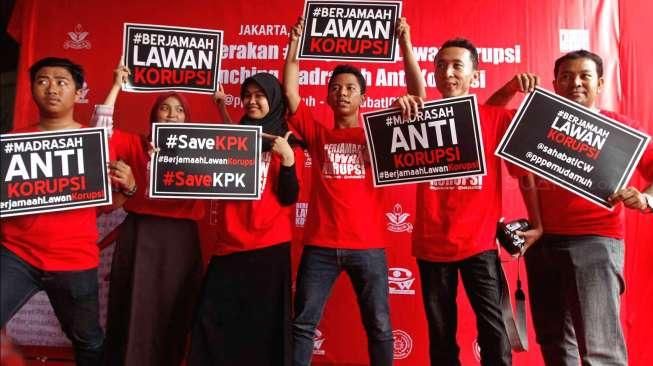 Bambang Widjojanto bersama Dahnil Simanjuntak (Pemuda Muhammadiyah), Ade Irawan (ICW), HS Dillon dan lain-lain, mengikuti deklarasi 'Berjamaah Lawan Korupsi' di Jakarta, Minggu (8/2/2015). [Suara.com/Kurniawan Mas'ud]