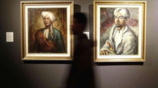 Sejumlah pengunjung menyimak karya-karya dalam pameran bertema 'Aku Diponegoro', di Galeri Nasional Indonesia, Jakarta, Kamis (8/2/2015). Ajang ini dibuka gratis untuk publik hingga 8 Maret 2015. [Suara.com/Kurniawan Mas'ud]