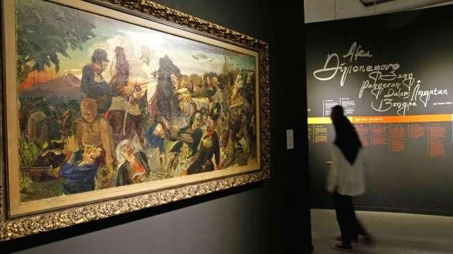 Sejumlah pengunjung menyimak karya-karya dalam pameran bertema 'Aku Diponegoro', di Galeri Nasional Indonesia, Jakarta, Kamis (8/2/2015). Ajang ini dibuka gratis untuk publik hingga 8 Maret 2015. [Suara.com/Kurniawan Mas'ud]