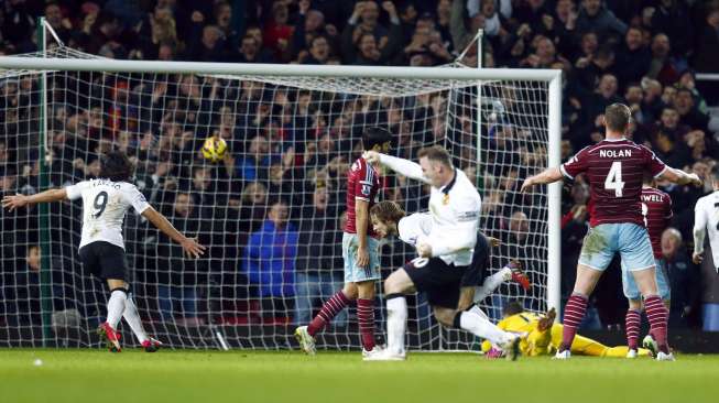 Blind Selamatkan Muka MU di Kandang West Ham