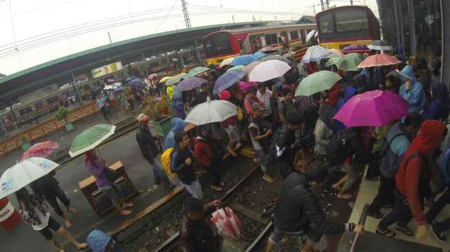 Detik-detik KRL di Tanjung Barat Tersambar Petir Hingga Berasap