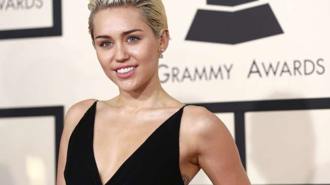 Ow, Miley Cyrus 'Raba' Payudara Katy Perry