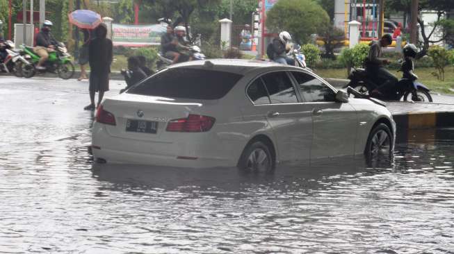 Terendam Banjir di Tengah Jalan, Mobil Mewah Ditinggal Pemiliknya