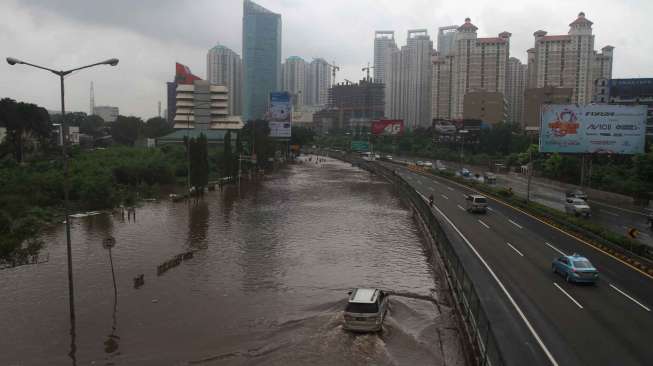 Tanggul Jebol, Tol Cikampek Arah Jakarta Macet 25 Km