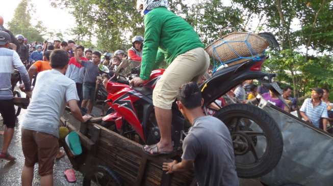 Dari Bebek sampai CBR Naik Gerobak Saat Banjir