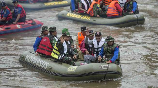 Djarot turun ke sungai terbesar dan terpanjang di wilayah Jakarta itu untuk memantau kondisi sampah, bantaran dan ekosistem.