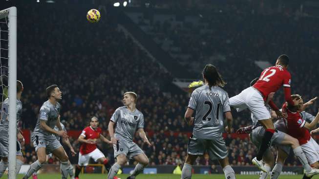 Bek Manchester United Chris Smalling (ketiga kanan) saat menjebol gawang Burnley di Old Trafford. REUTERS/Phil Noble