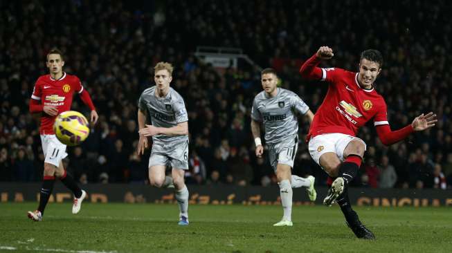 Striker Manchester United Robin van Persie (kanan) mencetak gol ketiga skuatnya dari titik penalti di Old Trafford 12/2). REUTERS/Phil Noble