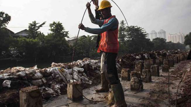 Gubernur DKI Jakarta Basuki Tjahaja Purnama meminta proyek tanggul segera diselesaikan.