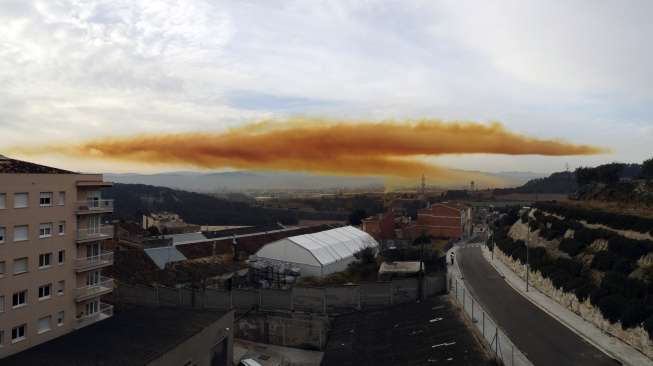 Awan Jingga Raksasa Beracun Menyebar di Barcelona