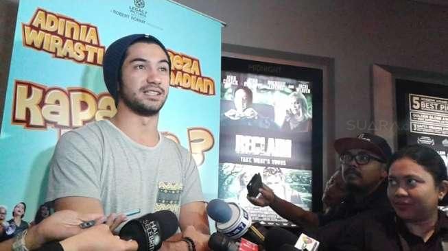 Reza Rahadian Bagi-bagi Bunga Sebelum Lamaran di Hari Valentine?