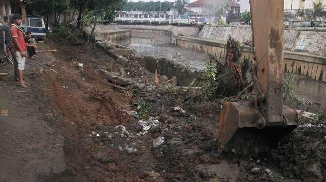 Tanggul Kali Ciliwung Jebol