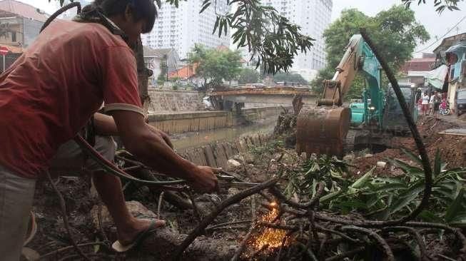 Tanggul Kali Ciliwung Jebol