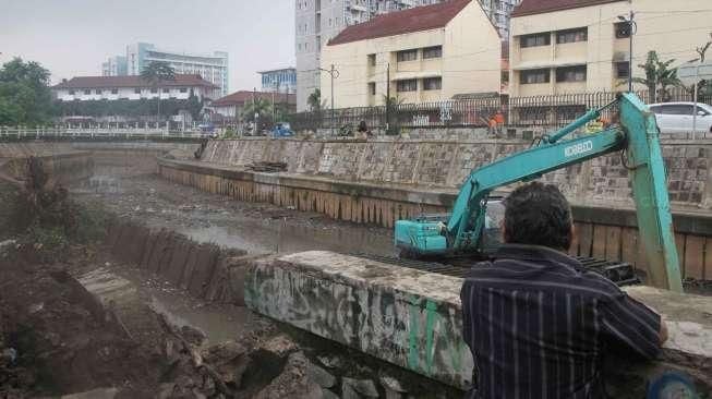 Tanggul Kali Ciliwung Jebol