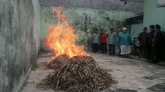 MUI Sidoarjo Bakar Al Quran Raksasa