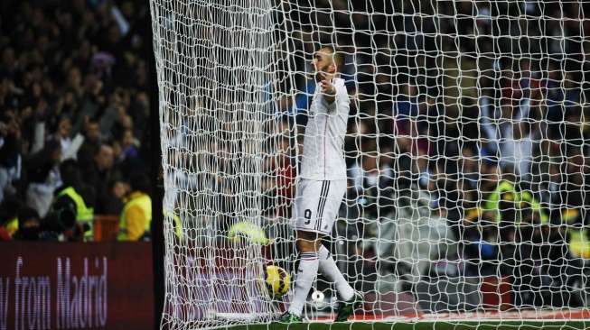 Striker Real Madrid's Karim Benzema merayakan golnya ke gawang Deportivo La Coruna, (15/2). REUTERS/Susana Vera