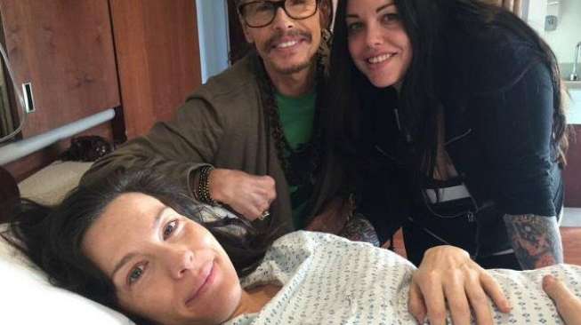 Steven Tyler Posting Foto Liv Tyler Usai Melahirkan