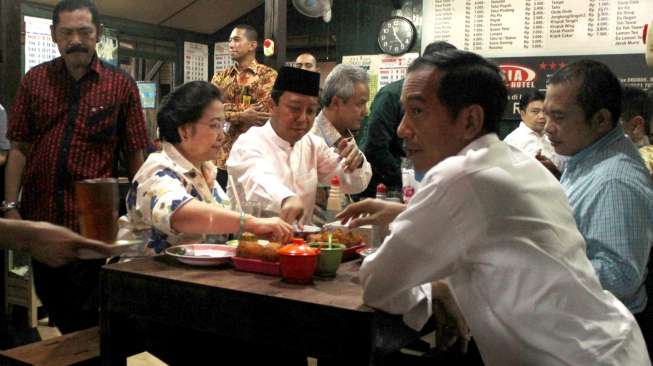 Presiden Joko Widodo (Jokowi) beserta Gubernur Jateng, Wali Kota Solo dan sejumlah petinggi Koalisi Indonesia Hebat, pada Sabtu (14/2/2015), menikmati hidangan soto di sebuah warung di Solo. [Antara/HO/Andika Betha]