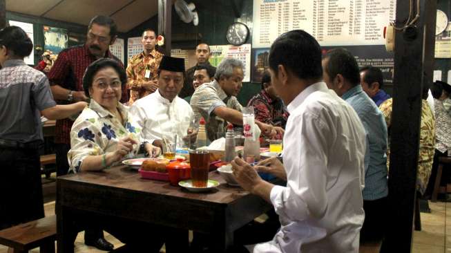 Presiden Joko Widodo (Jokowi) beserta Gubernur Jateng, Wali Kota Solo dan sejumlah petinggi Koalisi Indonesia Hebat, pada Sabtu (14/2/2015), menikmati hidangan soto di sebuah warung di Solo. [Antara/HO/Andika Betha]